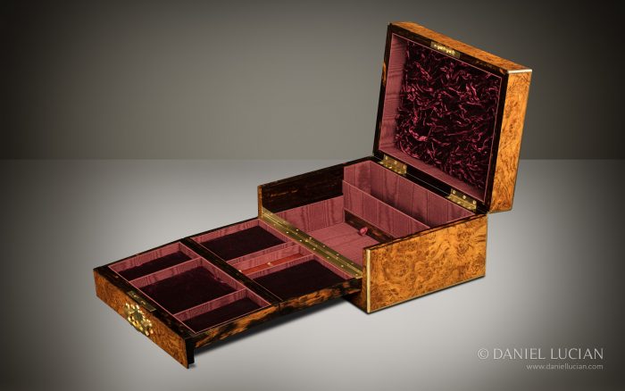 Antique Jewellery Box in Burr Walnut, with Double-Hinged Mechanism.